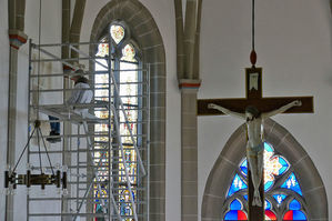 Malerischer Spiegel am Tabernakel in St. Crescentius (Foto: Karl-Franz Thiede)